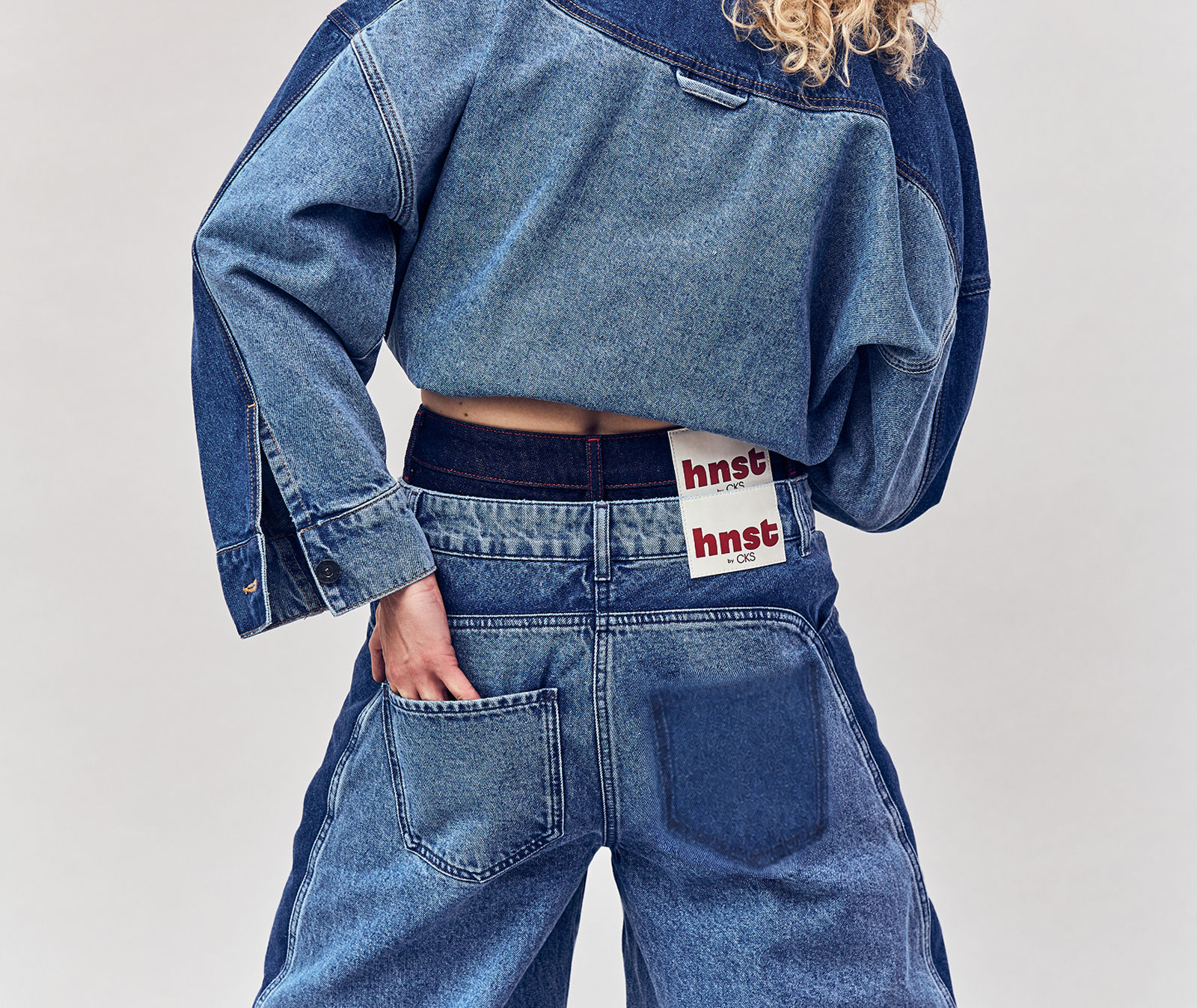 Model in de HNST by CKS jeanscollectie