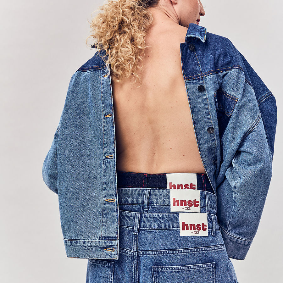 Donkere jeans met contrasterende stiksels