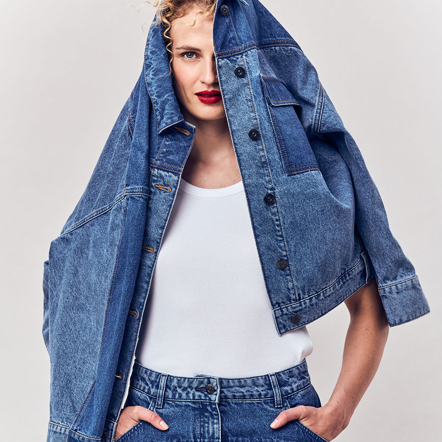 Close-up van de HNST labels op de jeans